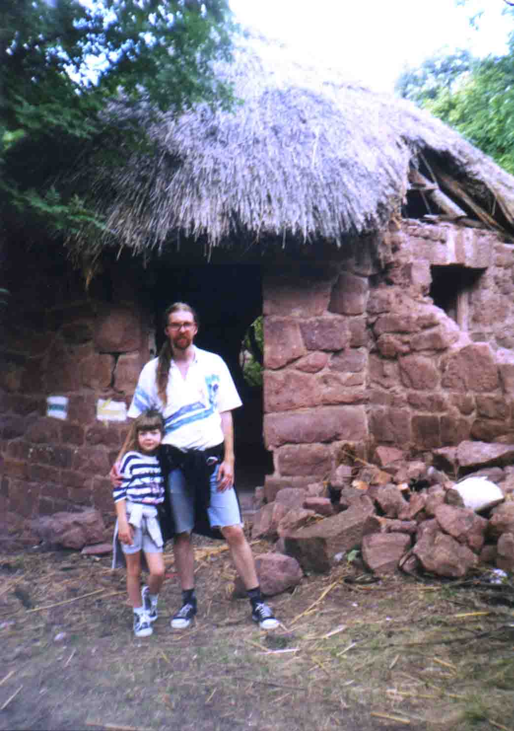 A Szabads�g kil�t� egyik n�dfedeles mell�k�p�lete a Csere-hegyen