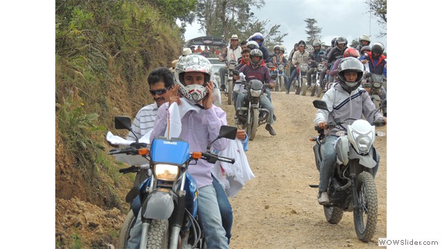 Defile de Motos y vehiculos.