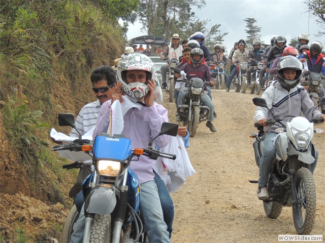 Defile de Motos y vehiculos.