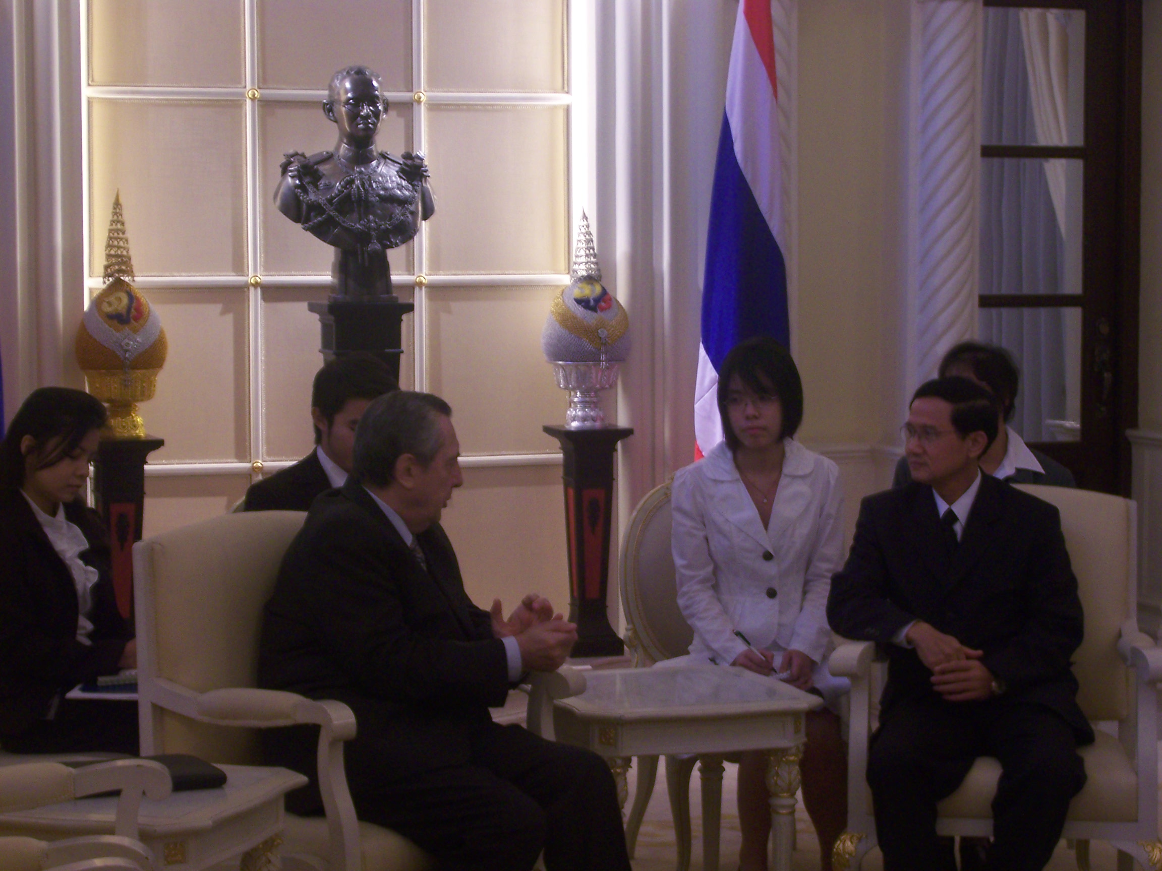 อ.นุ้ยเป็นล่ามแปลให้รัฐมนตรีที่ตึกไทยคู่ฟ้า