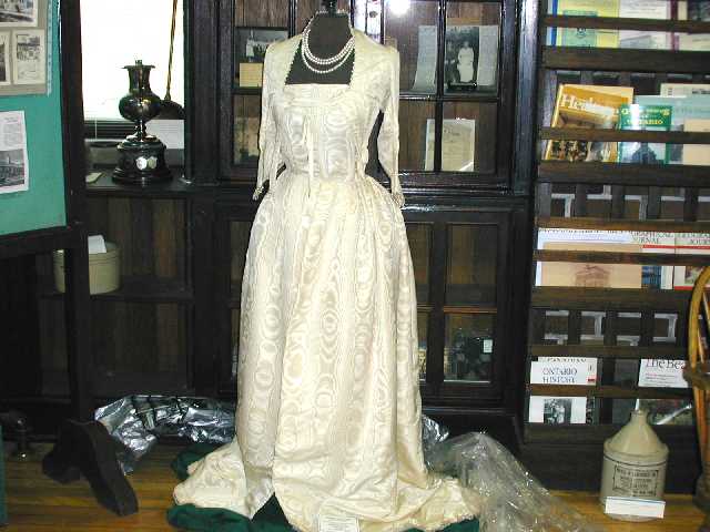 dress2.JPG (39691 bytes)
