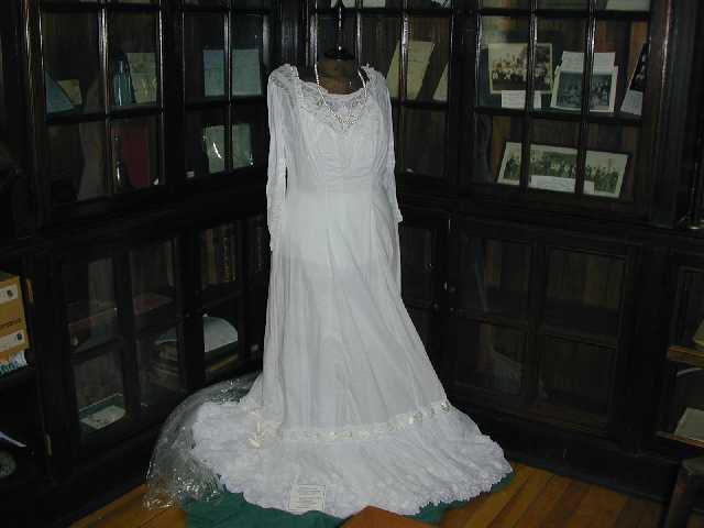 dressanna1.JPG (23570 bytes)