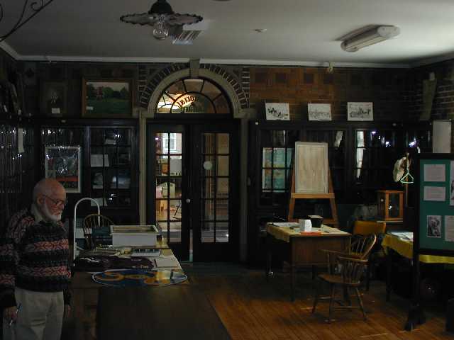 kenlookingeast.jpg (27369 bytes)