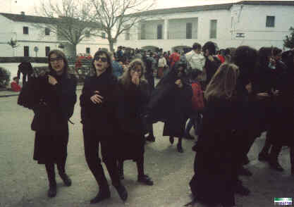 El gran d&iacute;a del Entierro de la Sardina. Ah&iacute; se lamentan, de izquieda a derecha, mis sobrinas M&oacute;nica, Al&iacute;cia y Rocio.