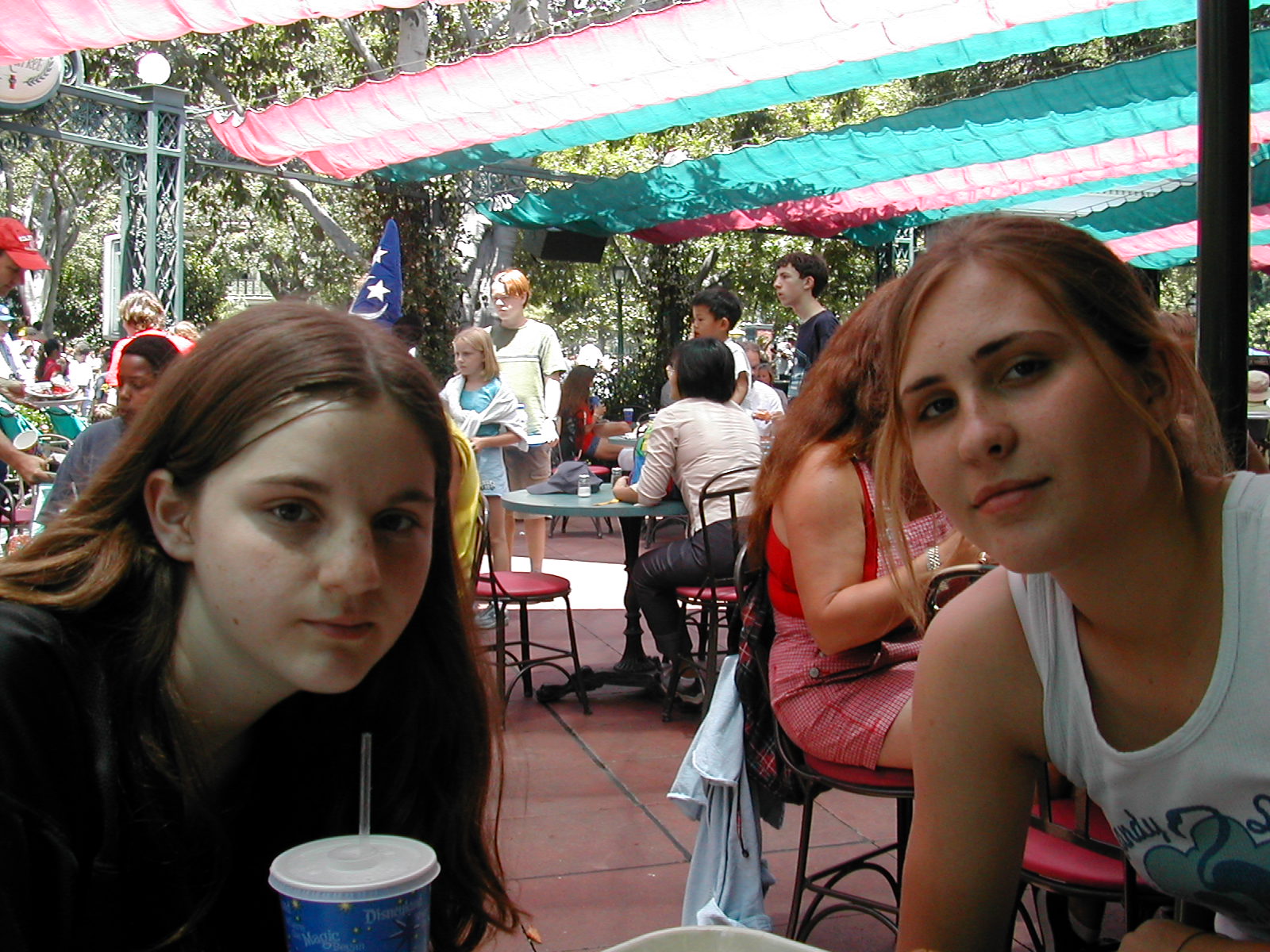 Shan on left, lauren on right, i've only slightly met lauren, but shannon KICKS ASS, i've known her for just under a year now.. love ya shan!