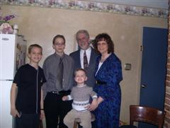 greg_family.jpg (42023 bytes)
