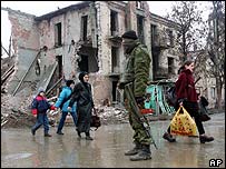 Soldado ruso y otras cuatro personas en una calle de Chechenia.