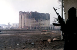 Un guerrillero checheno cerca del Palacio Presidencial en Grozny, enero de 1995. Foto de Mijail Evstafiev.