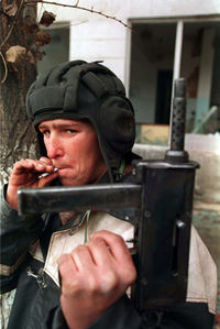 Guerrillero chech�n con un casco para tanque. Foto de Mijail Evstafiev.