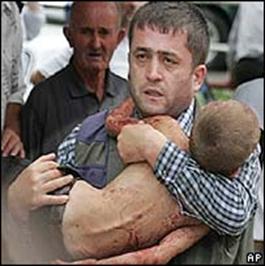 Ni�o es evacuado del colegio de Beslan 