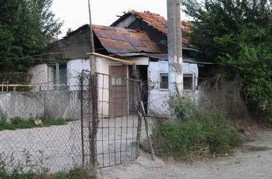 Majetok tohoto z�mo�n�ho ob�ana je chr�nen� sol�dnym plotom s br�nkou patentovate�nej kon�trukcie. Kliknut�m sa obr�zok zv���!