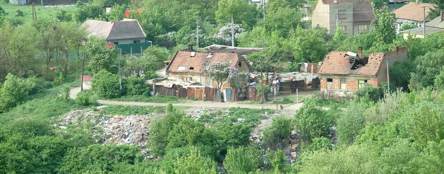Leteck� poh�ad na dom�eky na Fialkovej ulici �. 6 a 4. Kliknut�m sa obr�zok zv���