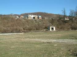 �o odhalila jar? Tento poh�ad je v lete div�kom skryt� za hradbou krov�n.