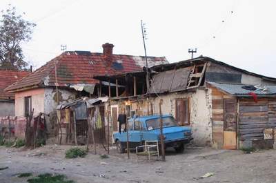 Vajdova rezidencia v Se�ovciach. Pristaven� slu�obn� vozidlo �ak� u� len na udelenie �PZ. Kliknut�m sa obr�zok zv���!