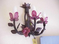 arandela antiga em ferro, rosas com 3 petalas