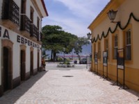 Viela, rua da praia ao fundo.
