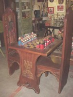 mesa rustica para xadrez e jogos.