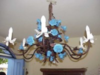 Lustre em metal, motivos florais em azul.