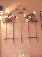 Cabide em metal retorcido motivos naturais flores brancas.