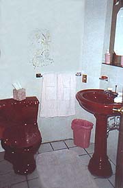 THE BOTTOM STORY HAS A FULL BATHROOM 