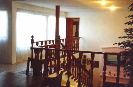 THIS IS A VIEW OF THE HALLWAY THAT LEADS TO THE MASTER BEDROOM