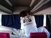Fernando Dacosta coloca unha bandeira de Nunca m&aacute;is na parte trasera do autob&uacute;s