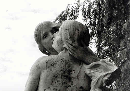 Loving statues, Palermo park