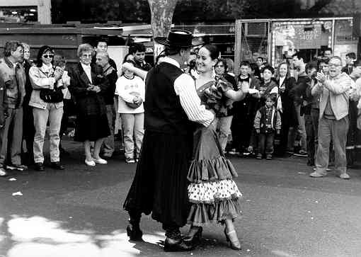 Folklore dancers, Avenida de Mayo