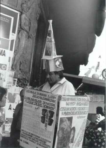 A mad of Bs. As. expressing his ideas about the Argentine social conflicts in front of the bastard and corrupt National Parliament, Callao street