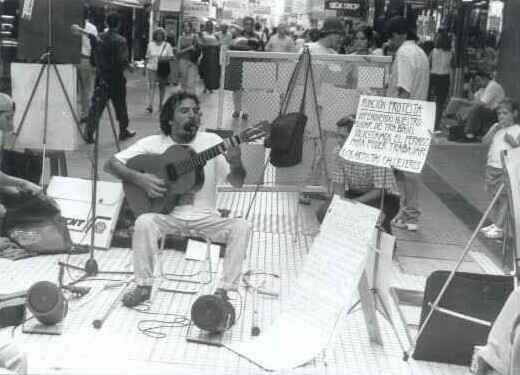 Street artist refusing the Pt. F. de la Rua's government prohibition, Florida street