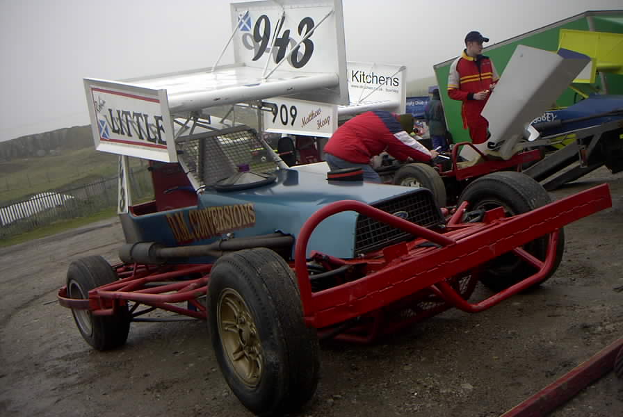 Robin Little in the pits at the 2002 Buxton W/Q...Click Here to see more pics taken by Scott J Keith.