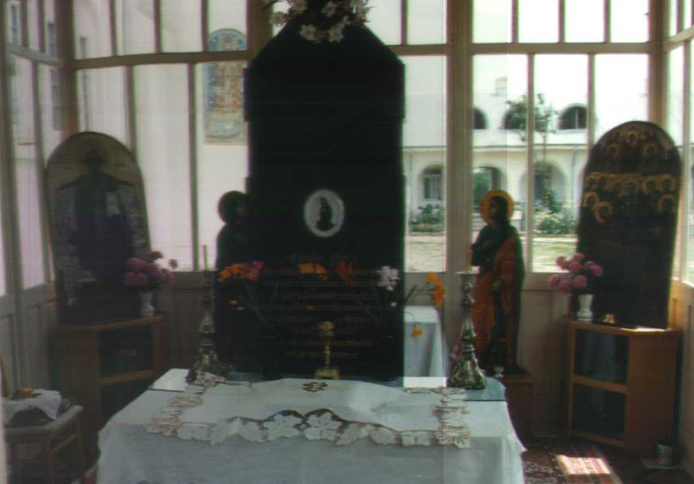 Altar.jpg (42250 bytes)