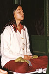 fiel en posici&oacute;n de meditaci&oacute;n