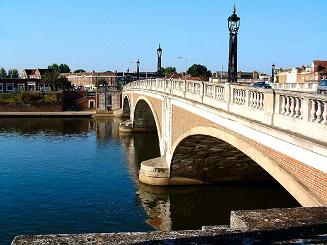 Hampton Court Bridge, HAMPTON COURT