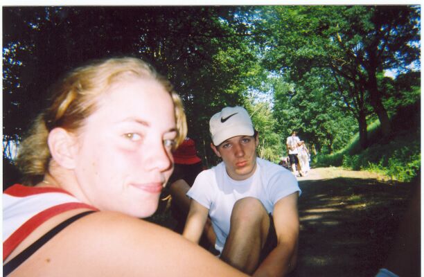 Margot & Joost chillin in the shade cuz it's like... hot