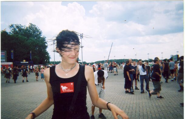 Wetting your hair is the best way to cool down on a hot day at a festival without shade!