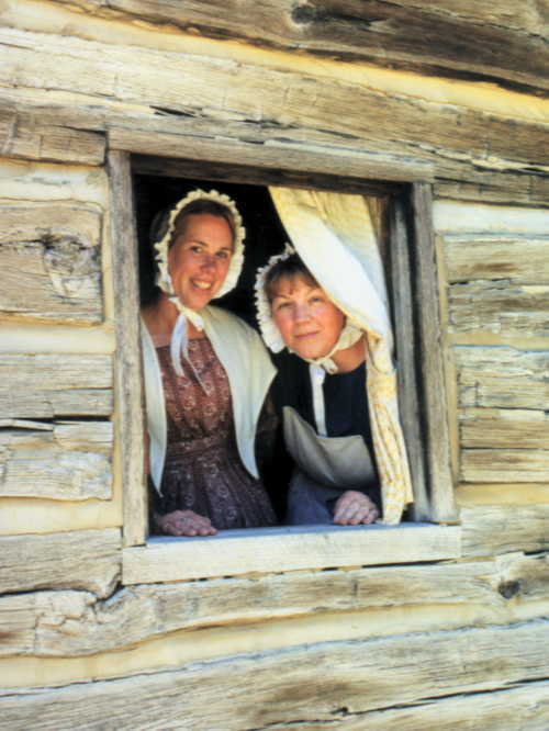 Betsy Urven (L) and Mary Braun;
Lincoln's New Salem, July 2002.
(Credit: Robert A. Braun.)