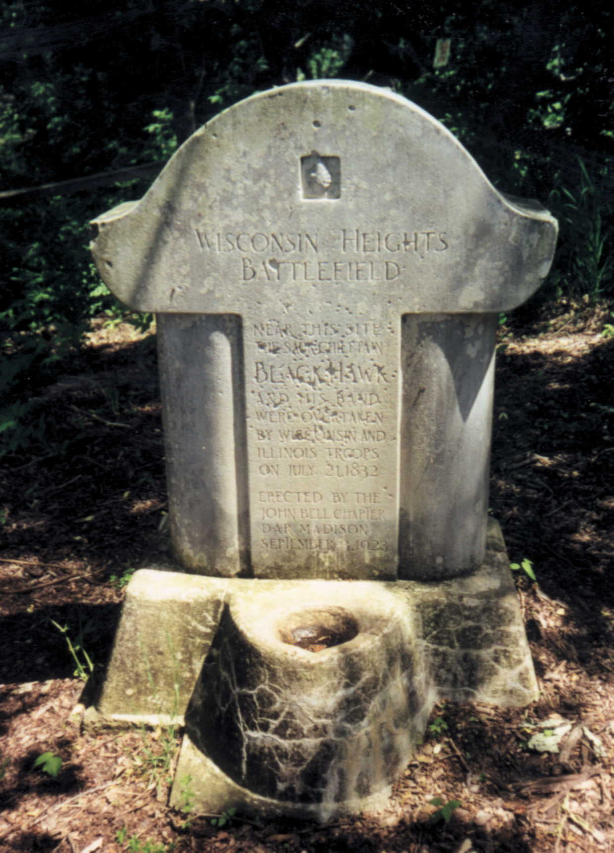 The DAR monument at Wisconsin Heights 
(Credit: Robert A. Braun. Copyright 2002. 
All rights reserved.)