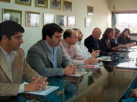 Rector de la UNICEN Ing.Marcelo Spina junto a Helios Eseverri, Intendente de la ciudad de olavarria el Secretario de Cultura de la Universidad, se&ntilde;or Eduardo Rodr&iacute;guez, el Secretario de Bienestar Universitario, el licenciado Luis Ventos, la Directora de Deportes de la ciudad de Tandil, Profesora Catalina Garbellini, el director de Deportes, Recreaci&oacute;n y Tiempo Libre de la ciudad de Olavarr&iacute;a, profesor Gabriel Rosatto y la Vicedecana de la Facultad de Ciencias SocialesLic.Analia Errobidart