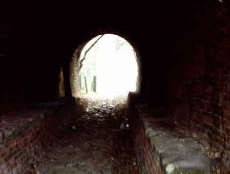 Tunnel under canal aqueduct, Shepshed (c)S Powell