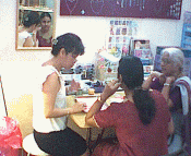 Doris Lim conducting classes on crystal jewelry at Olivine Crystal workshop.