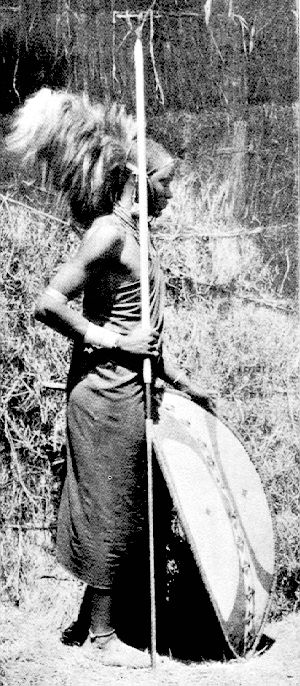 Masai in Kriegsschmuck und Waffen.