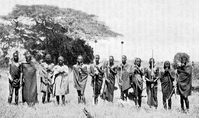 Tracht und Waffen der Masai-Krieger.