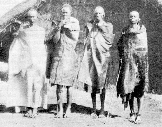 Aeltere Masai-M�nner.