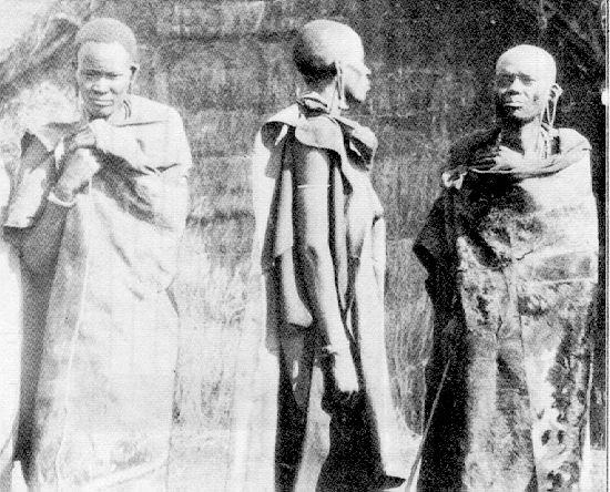 Aeltere Masai-M�nner.