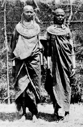 Haartracht, Schmuck und Kliedung der Masai-Frauen.