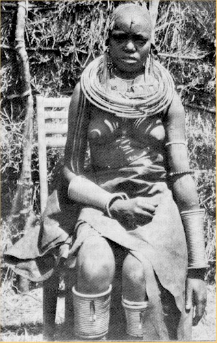 Schmuck einer jungen Masai-Frau.
