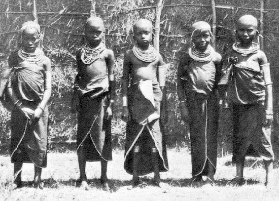 Schmuck und Tracht der kleinen Masai-M�dchen.