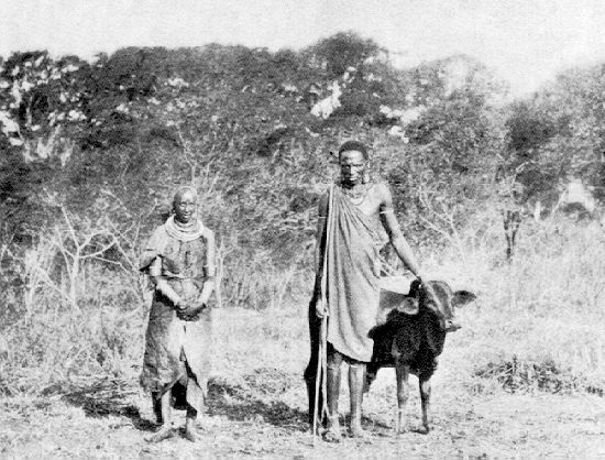 Masai-Ehepaar auf der Wanderung.