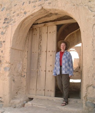 Karen standing in a nice old (ruined) doorway, old Sinaw.